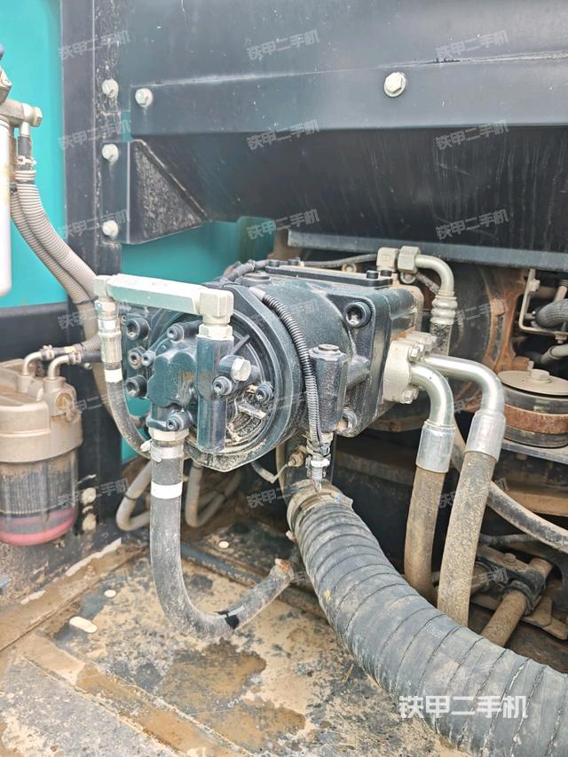 液壓泵艙室正面整體（整機外觀）