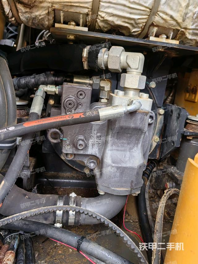 液压泵舱室正面整体（整机外观）