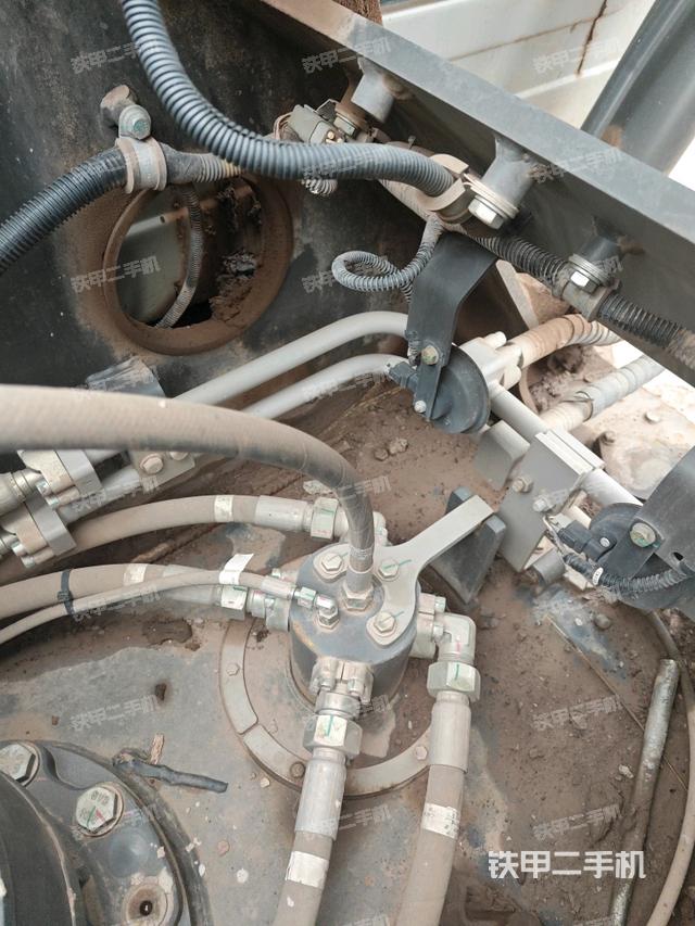 中央回转接头特写（上车部件）