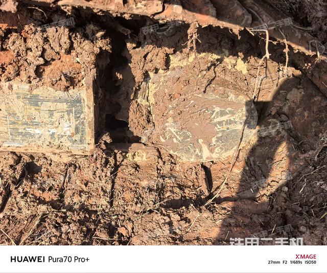 左驅(qū)動輪（行走機構(gòu)）