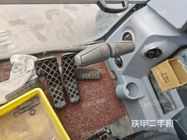 行走控制手柄和踏板 俯拍（驾驶室部分）