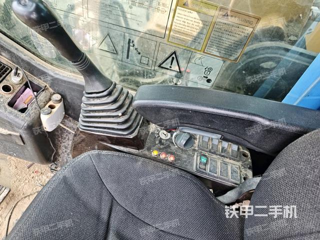 座椅左侧控制台/音响/含左手柄（驾驶室部分）