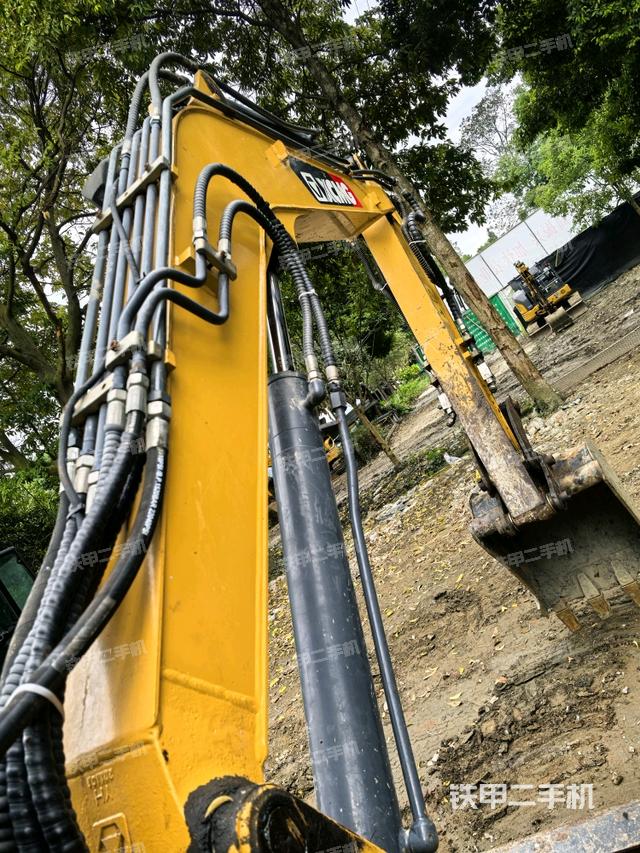 大臂背部俯視(工作和回轉(zhuǎn)裝置) 大臂背部俯視(工作和回轉(zhuǎn)裝置)