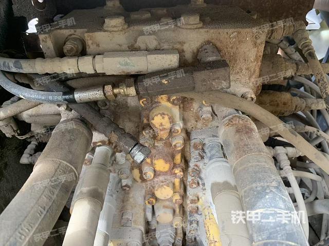 回轉(zhuǎn)馬達(dá)和主控閥(整機(jī)外觀) 回轉(zhuǎn)馬達(dá)和主控閥(整機(jī)外觀)