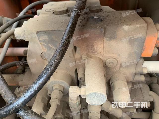 回转马达和主控阀(整机外观) 回转马达和主控阀(整机外观)