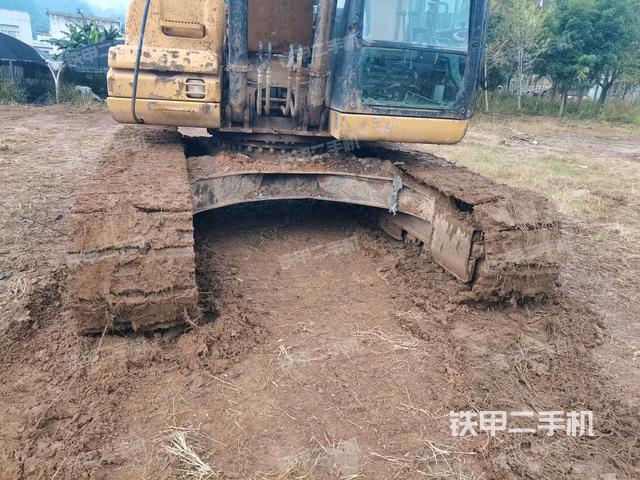 转盘和下车架正前(工作和回转装置) 转盘和下车架正前(工作和回转装置)