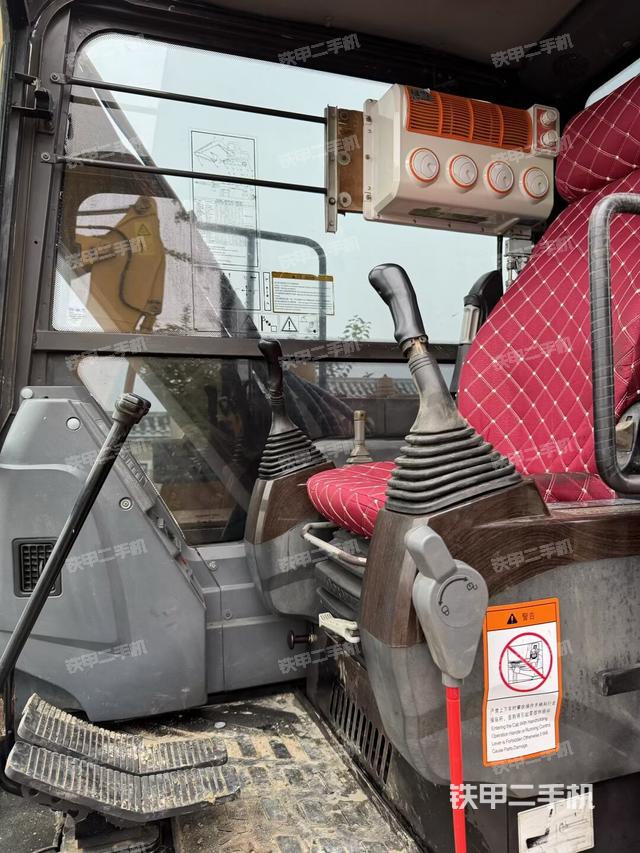 駕駛室整體(整機(jī)外觀) 駕駛室整體(整機(jī)外觀)