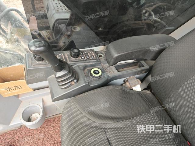 座椅右侧控制台/钥匙门/油门/含右手柄（驾驶室部分）