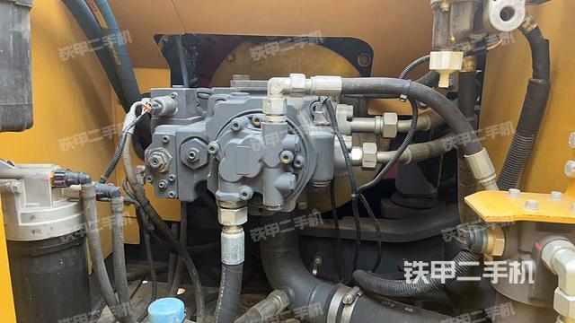 液压泵舱室正面整体（整机外观）