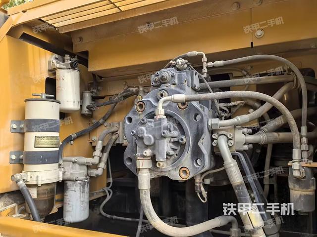 液压泵舱室正面整体(整机外观) 液压泵舱室正面整体(整机外观)