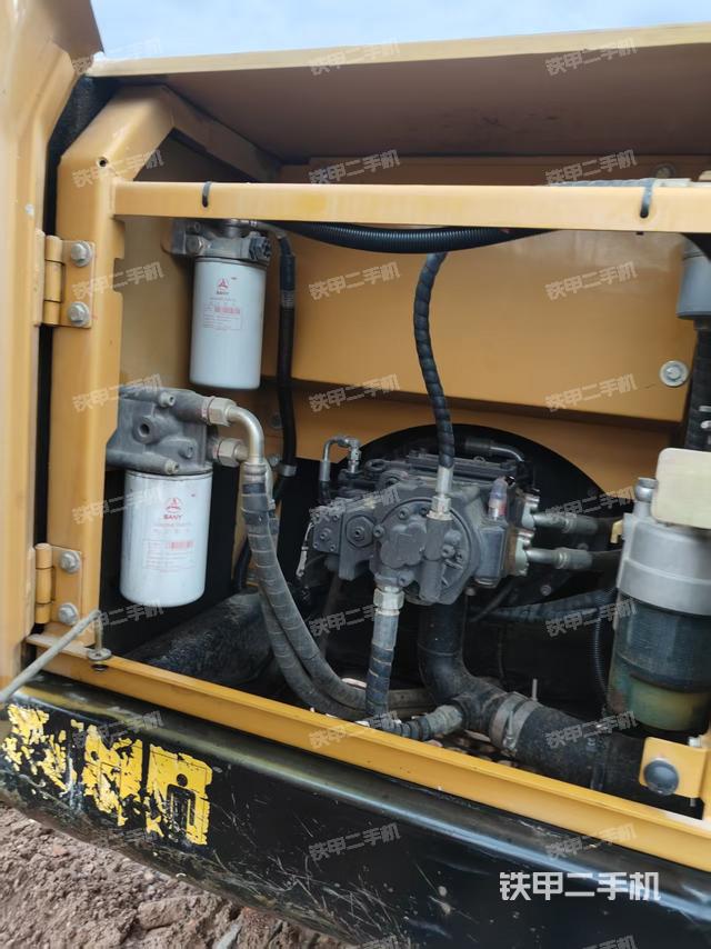 液压泵舱室正面整体（整机外观）