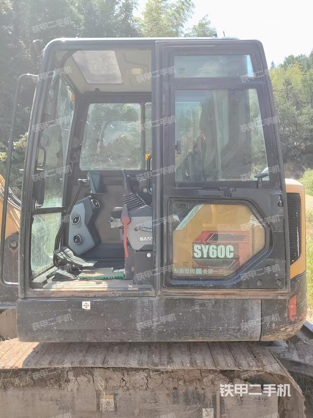 駕駛室整體(整機(jī)外觀) 駕駛室整體(整機(jī)外觀)