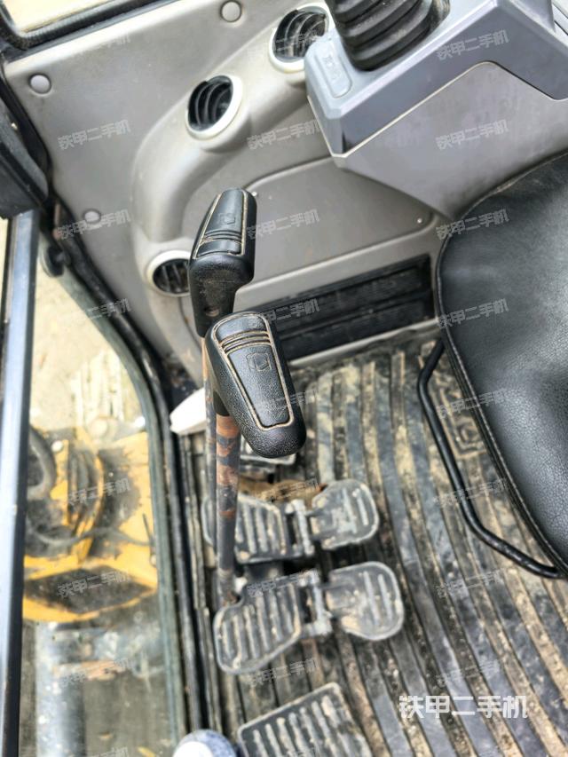 行走控制手柄和踏板?俯拍(駕駛室部分) 行走控制手柄和踏板?俯拍(駕駛室部分)