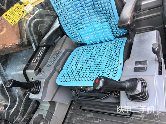 行走控制手柄和踏板?俯拍(駕駛室部分) 行走控制手柄和踏板?俯拍(駕駛室部分)