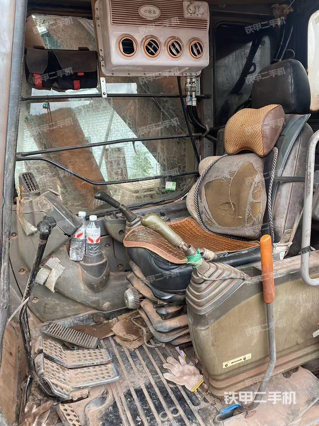驾驶室整体(整机外观) 驾驶室整体(整机外观)