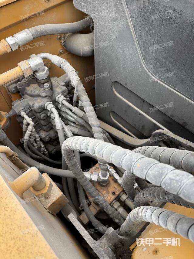 回轉(zhuǎn)馬達(dá)和主控閥(整機(jī)外觀) 回轉(zhuǎn)馬達(dá)和主控閥(整機(jī)外觀)