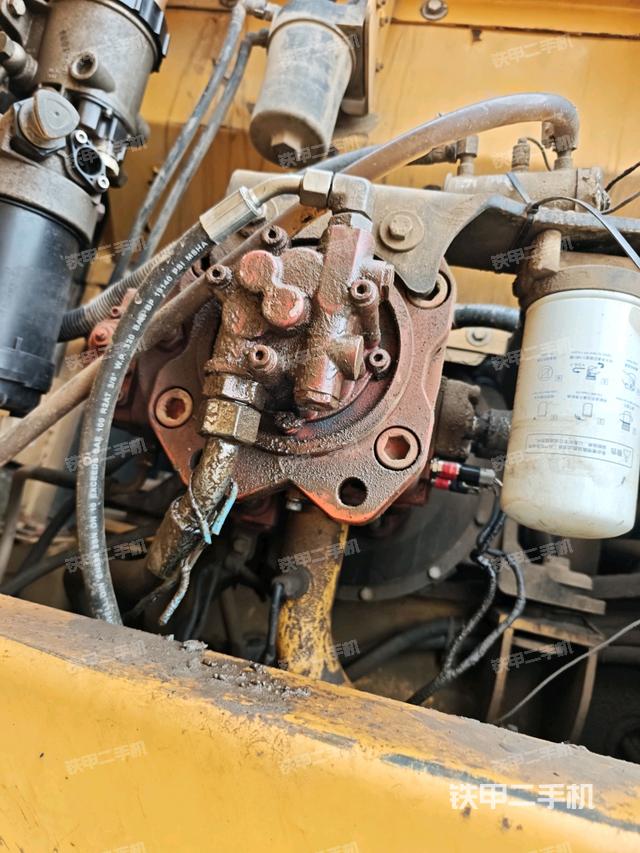 液压泵舱室正面整体（整机外观）