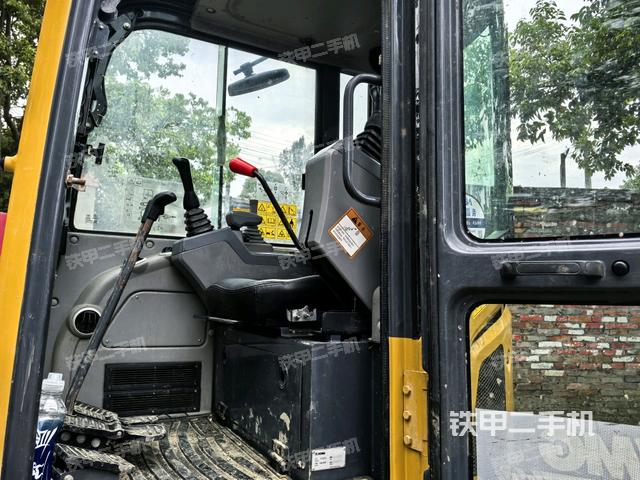 座椅右側(cè)控制臺(tái)/鑰匙門/油門/含右手柄(駕駛室部分) 座椅右側(cè)控制臺(tái)/鑰匙門/油門/含右手柄(駕駛室部分)