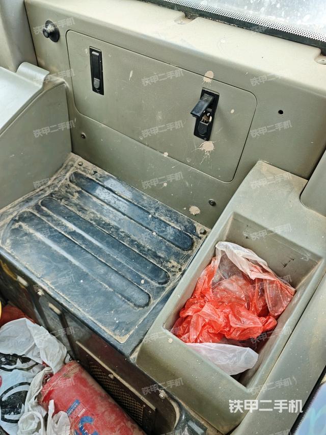座椅右侧控制台/钥匙门/油门/含右手柄(驾驶室部分) 座椅右侧控制台/钥匙门/油门/含右手柄(驾驶室部分)