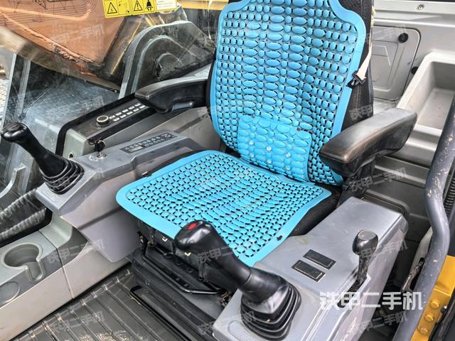 座椅右側(cè)控制臺(tái)/鑰匙門/油門/含右手柄(駕駛室部分) 座椅右側(cè)控制臺(tái)/鑰匙門/油門/含右手柄(駕駛室部分)