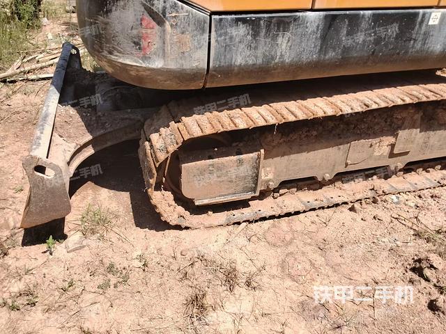 單側(cè)履帶整體(整機(jī)外觀) 單側(cè)履帶整體(整機(jī)外觀)