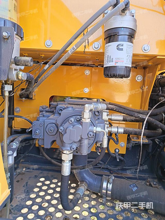 液压泵舱室正面整体（整机外观）