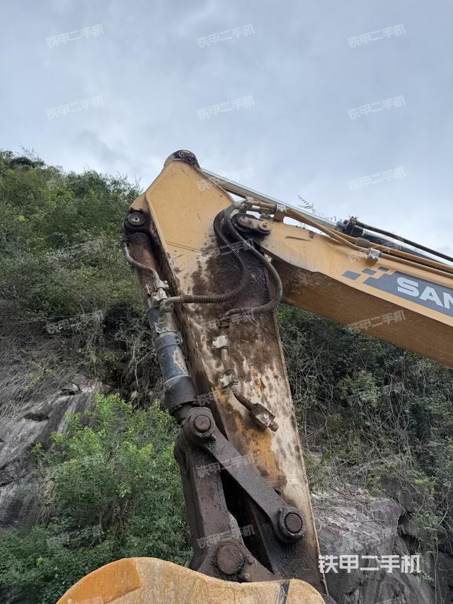 小臂整体左后(工作和回转装置) 小臂整体左后(工作和回转装置)