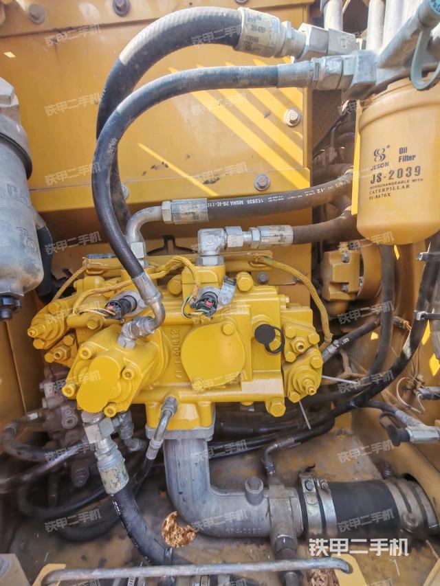 液压泵舱室正面整体(整机外观) 液压泵舱室正面整体(整机外观)