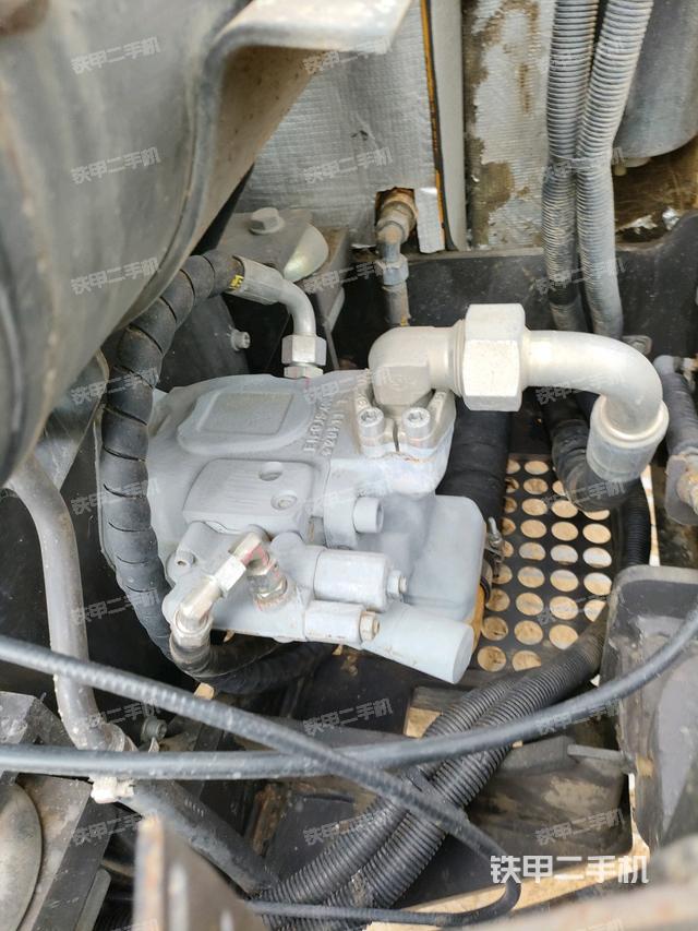 液壓泵艙室正面整體(整機外觀) 液壓泵艙室正面整體(整機外觀)