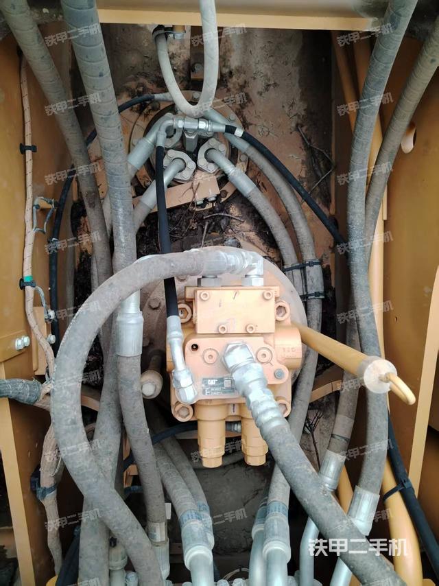 回转马达和主控阀（整机外观）