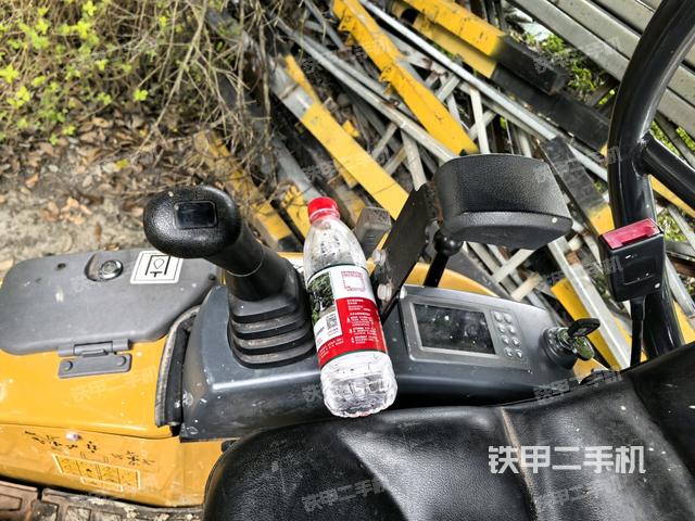 座椅右側(cè)控制臺/鑰匙門/油門/含右手柄(駕駛室部分) 座椅右側(cè)控制臺/鑰匙門/油門/含右手柄(駕駛室部分)