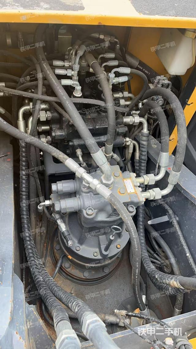 回转马达和主控阀（整机外观）