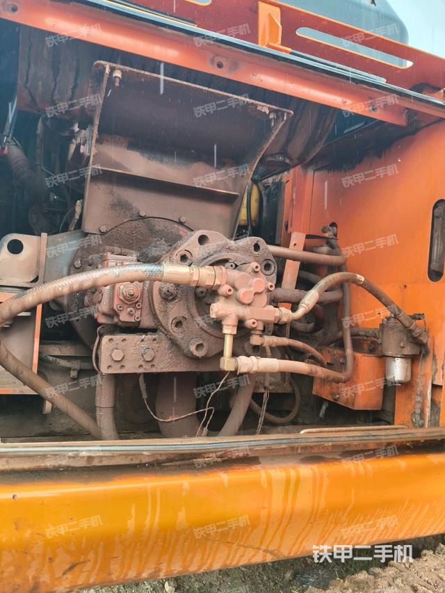 液压泵舱室正面整体(整机外观) 液压泵舱室正面整体(整机外观)