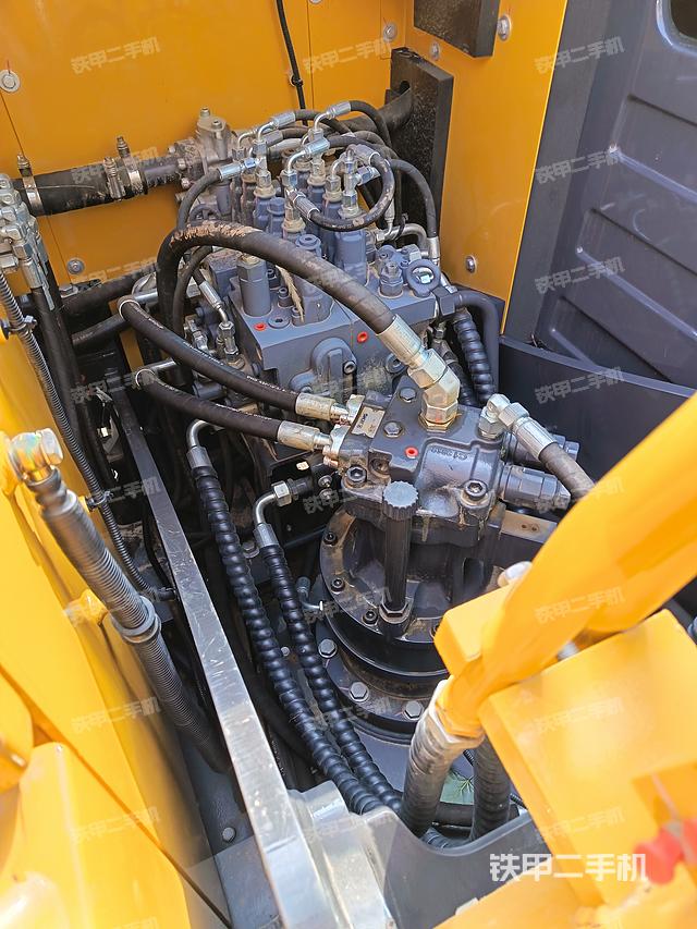 回转马达和主控阀（整机外观）