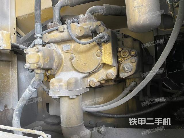 液压泵舱室正面整体(整机外观) 液压泵舱室正面整体(整机外观)