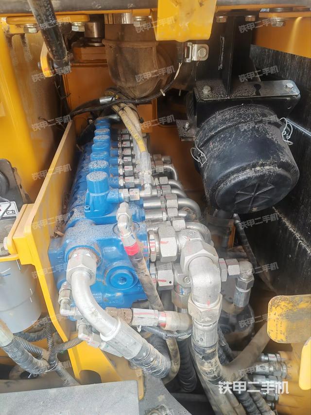 回转马达和主控阀（整机外观）