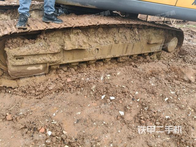 單側(cè)履帶整體(整機(jī)外觀) 單側(cè)履帶整體(整機(jī)外觀)