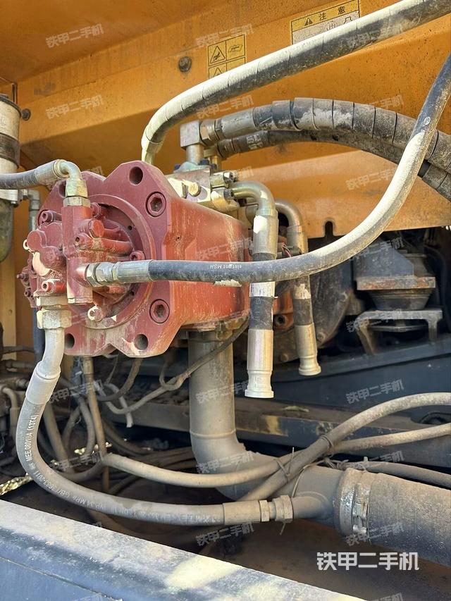 液压泵舱室正面整体(整机外观) 液压泵舱室正面整体(整机外观)