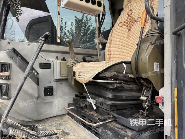 駕駛室整體(整機外觀) 駕駛室整體(整機外觀)