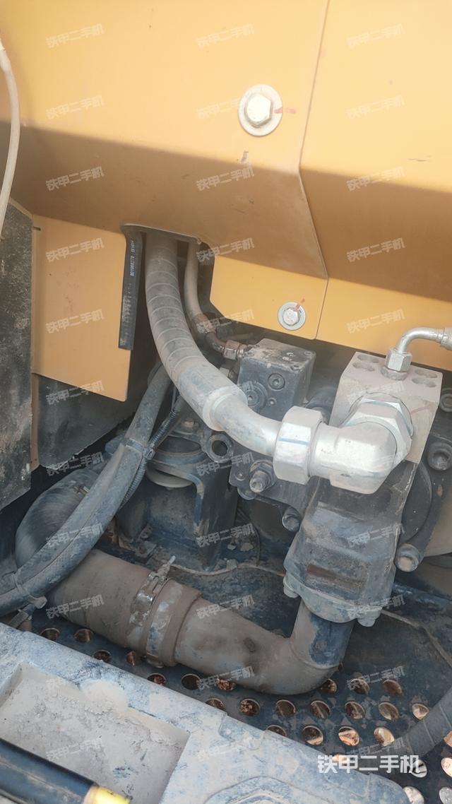 液压泵舱室正面整体（整机外观）