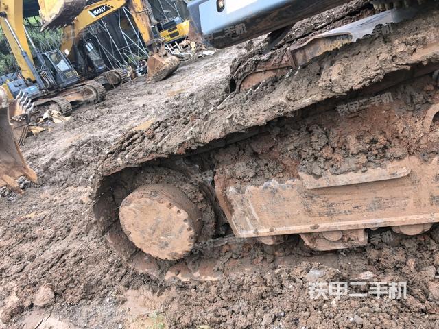 右側(cè)履帶整體(行走機(jī)構(gòu)) 右側(cè)履帶整體(行走機(jī)構(gòu))