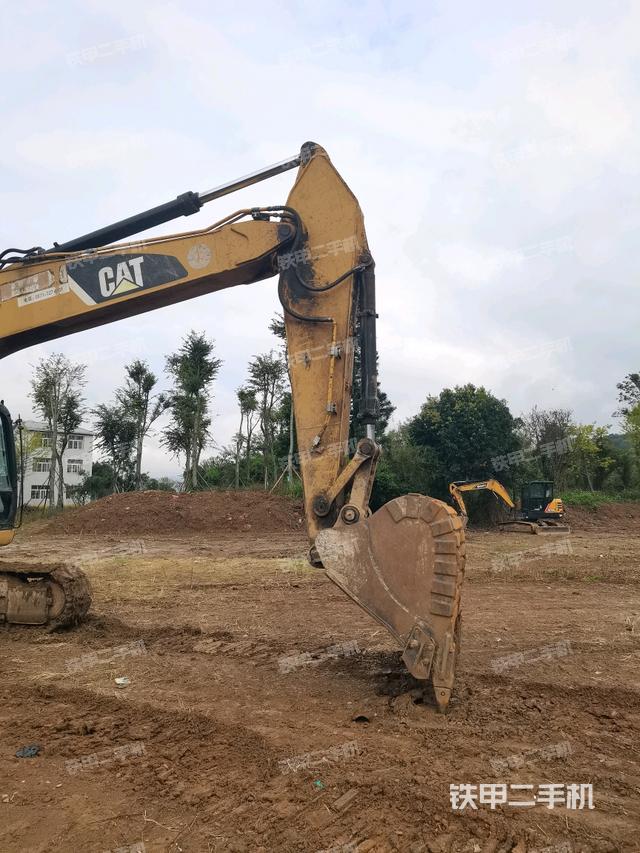 小臂整体右前(工作和回转装置) 小臂整体右前(工作和回转装置)