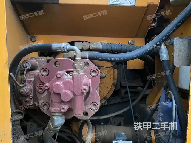 液壓泵艙室正面整體(整機(jī)外觀) 液壓泵艙室正面整體(整機(jī)外觀)