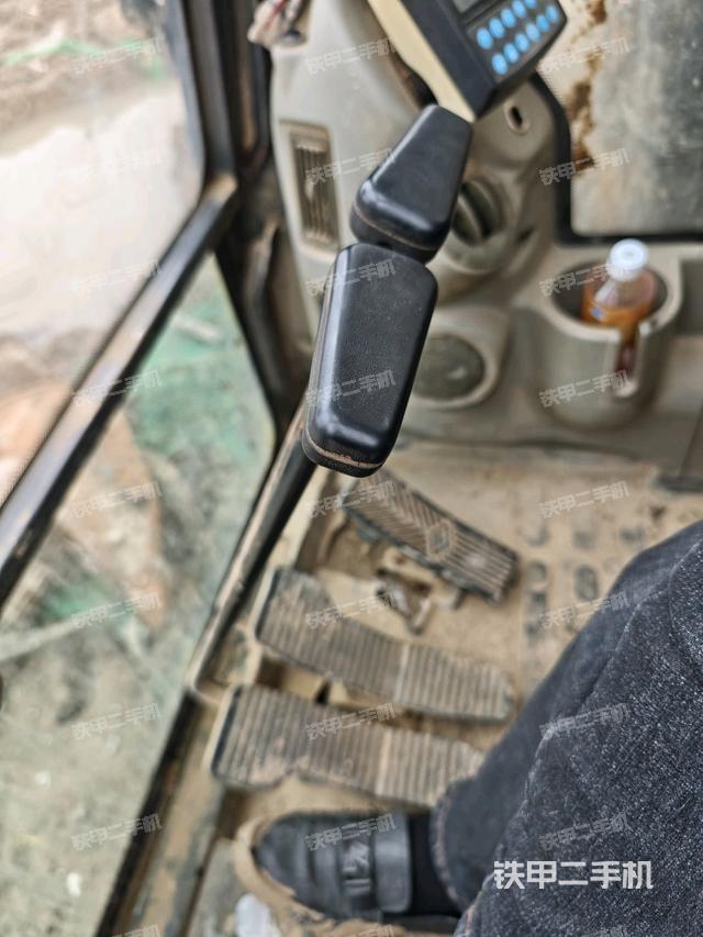 行走控制手柄和踏板?俯拍（駕駛室部分）