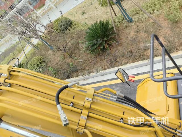 大臂油缸整体 竖拍（工作和回转装置）