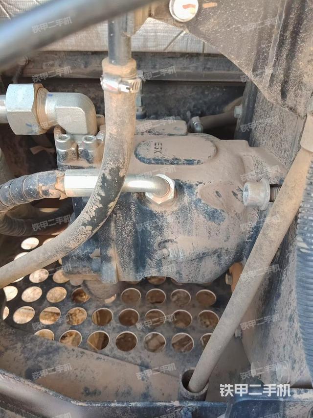 液壓泵艙室正面整體（整機外觀）