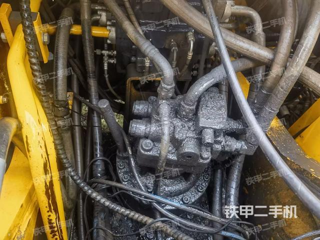 回转马达和主控阀(整机外观) 回转马达和主控阀(整机外观)
