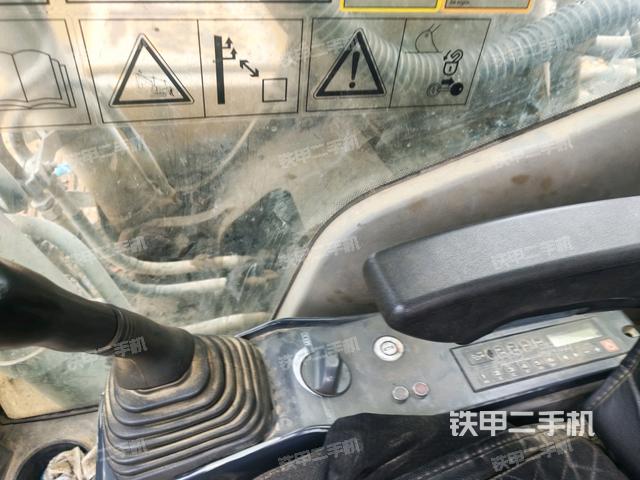 座椅右侧控制台/钥匙门/油门/含右手柄(驾驶室部分) 座椅右侧控制台/钥匙门/油门/含右手柄(驾驶室部分)