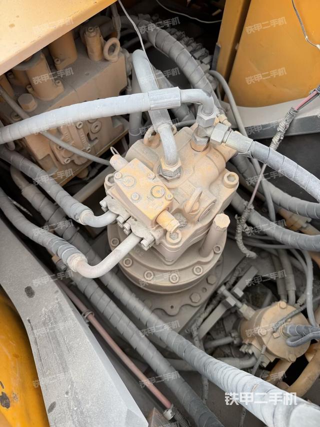 回轉(zhuǎn)馬達(dá)和主控閥（整機(jī)外觀）