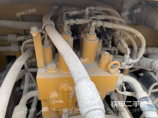 回转马达和主控阀(整机外观) 回转马达和主控阀(整机外观)